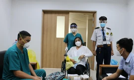 Bệnh nhân COVID-19 xúc động nhận lại cả gia tài mang theo khi nhập viện