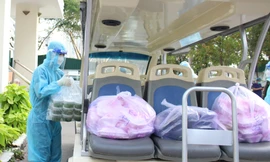 Ngừng đơn vị cung cấp suất ăn có 3 con sâu bò trong cơm của y bác sĩ chống dịch COVID-19.