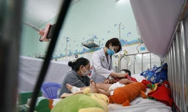 Bé gái nguy kịch vì uống nhầm chai xăng trong tủ lạnh