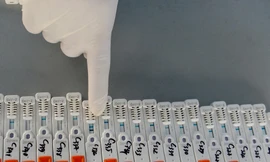 Test nhanh COVID-19 bán trôi nổi có thể cho kết quả âm tính giả
