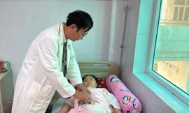 Bé gái bị hoại tử buồng trứng vì khối u hiếm gặp