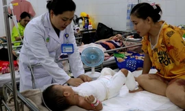 Mẹ lóc da cứu con bị bỏng nước sôi thoát chết
