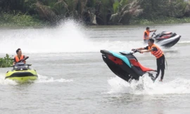 Mô tô nước ‘đại náo’ các tuyến sông Sài Gòn