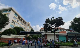 Bệnh nhân xếp hàng chờ làm thủ tục vào đăng ký khám chữa bệnh tại Bệnh viện Mắt, TPHCM sáng 1/10