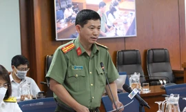 'Cò mồi' lộng hành khi người dân đổ xô đi làm hộ chiếu ở TPHCM