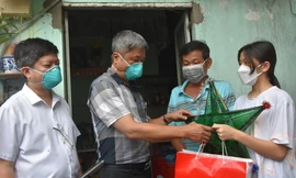 Thứ trưởng Bộ Y tế tặng quà trung thu cho trẻ mồ côi vì COVID-19