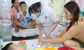 Bé trai đứt lìa 3 ngón tay vì tự dùng dao bổ mít