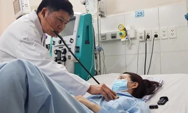 Bạn đãi sinh nhật bằng 'nước vui', cô gái trẻ rơi vào hôn mê