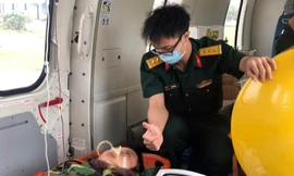 Trực thăng vượt biển cứu quân nhân bị xuất huyết 