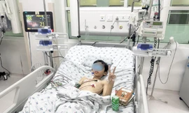 Cứu cậu bé bị đàn bò giẫm đạp dập lách, rách phổi