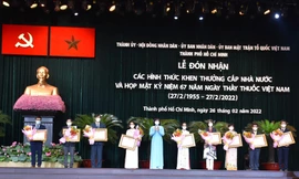 Vinh danh thầy thuốc ở tuyến đầu chống dịch COVID-19