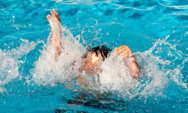 Bệnh nhi đuối nước nguy kịch người nhà sơ cứu sai cách