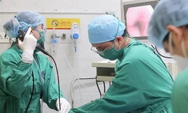 Cha mẹ bận việc ngày Tết, con 5 tuổi nuốt dị vật nguy hiểm