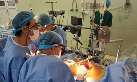 Lấy mạch máu ở ngực và chân làm động mạch tim