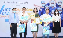 Vinh danh những câu chuyện thắm tình người giữa đại dịch COVID-19