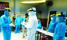 Bỏ xét nghiệm COVID-19 tại sân bay, giám sát chặt người nhập cảnh