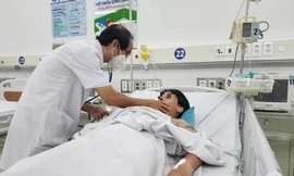 3 trẻ ngộ độc nặng sau ăn bánh mì ở Đồng Nai chuyển lên TPHCM điều trị