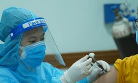 Chuyên gia chỉ cách xử lý các phản ứng có thể gặp khi trẻ em chích ngừa COVID-19