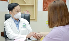 Tự rạch da vì mắc bệnh hoang tưởng