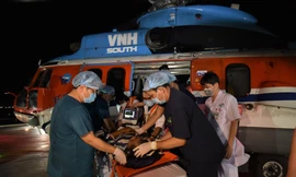 Điều máy bay ra biển đưa ngư dân bị đột quỵ về đất liền cấp cứu