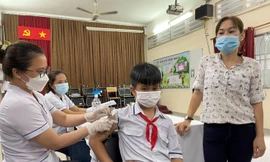 Con chưa tiêm vắc xin, phụ huynh sẽ nhận được tư vấn trực tiếp