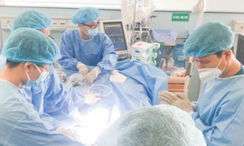 Hai kíp mổ song song, cứu sống người phụ nữ sốc mất máu sau quan hệ tình dục