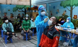 Quá tải các điểm xét nghiệm COVID-19: Doanh nghiệp phải tự xét nghiệm cho shipper