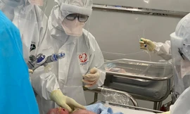 3 giờ sáng, mổ bắt con cứu sản phụ nguy kịch vì COVID-19