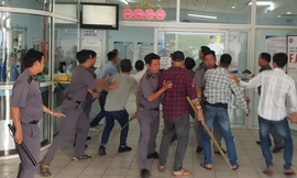 Người nhà bệnh nhân hành hung bóp cổ bác sĩ
