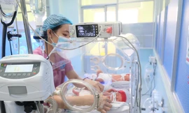 Không tiêm vắc xin ngừa COVID-19 người mẹ và song thai nguy kịch