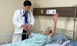 Người đàn ông đột quỵ khi đang bế cháu trên tay