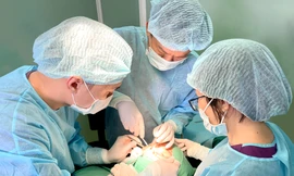 Giải cứu cô gái khỏi khối u quái 'bóp mũi' suốt 21 năm