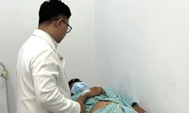Cắt bao quy đầu tại nhà, nam thanh niên suýt mất 'của quý'