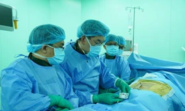 Dùng xung điện để điều trị đau cho người bệnh