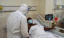 Nỗ lực cứu sống nhiều bệnh nhân nước ngoài mắc COVID-19