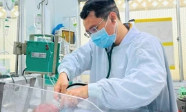 Bé gái 8 ngày tuổi hôn mê, co giật sau khi bú sữa mẹ