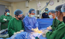 Bác sĩ Việt Nam 'cầm tay chỉ việc' đồng nghiệp Philippines phẫu thuật robot