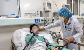 Thoát chết vì uống 'rượu độc', nữ sinh 19 tuổi có thể bị di chứng thần kinh và mù lòa