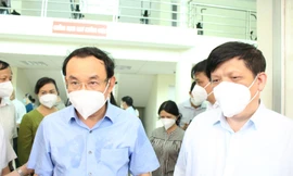 Bí thư Thành ủy TPHCM: 'Tranh thủ từng phút để cứu người trước'