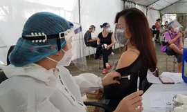 TPHCM: Tiêm vét vắc xin COVID-19 không cần giấy xác nhận đã chích mũi 1