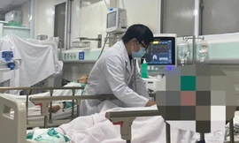 Uống rượu pha từ cồn rửa tay, nhiều người ở TPHCM nhập viện