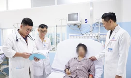 Mắc hội chứng hiếm gặp, mẹ con sản phụ nguy kịch