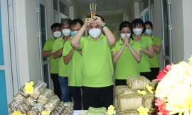 Những giây phút thiêng liêng đầu năm mới ở tuyến đầu chống dịch COVID-19