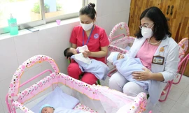 Tôn vinh những 'người mẹ' thầm lặng nuôi dưỡng trẻ trong tâm bão COVID-19