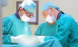 Nam thanh niên bị cắt đứt động mạch, máu phun thành vòi