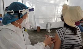 Vì sao TPHCM tạm ngừng tiêm một lô vắc xin COVID-19?