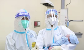 Hai bé trai chào đời khoẻ mạnh từ người mẹ F0