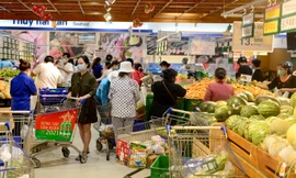 Người dân ùn ùn mua sắm, TPHCM kêu gọi không thu gom hàng hoá 