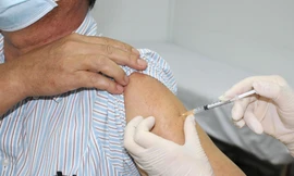 Sức khỏe người đàn ông tiêm cùng lúc 2 mũi vắc xin Sinopharm ra sao?