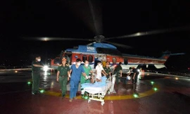 Trực thăng vượt màn đêm cứu ngư dân đột quỵ trên biển